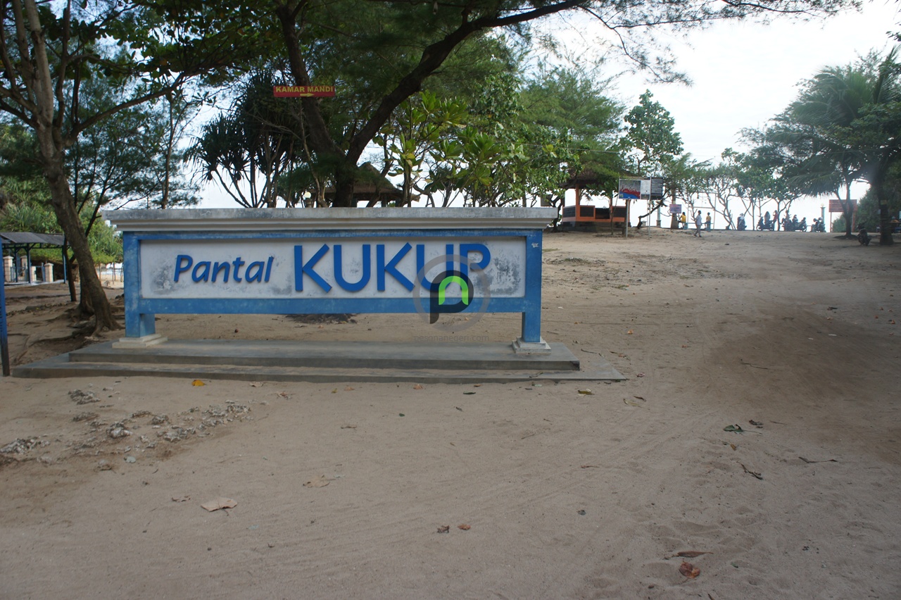 ‘gunung_kidul_pantai_kukup_gerbang3