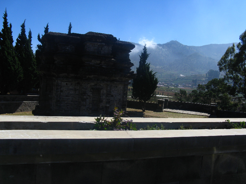 pesona_alam_dieng_candi_gatotkaca