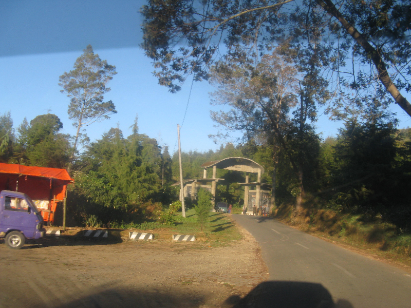 pesona_alam_dieng_gerbang_masuk_kawah_sikidang