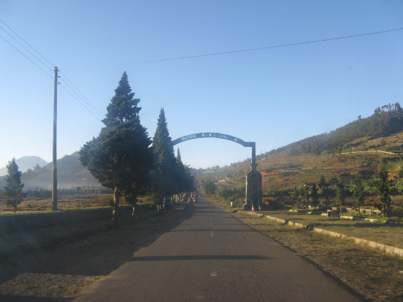 pesona_alam_dieng_gerbang_museum_kailasa