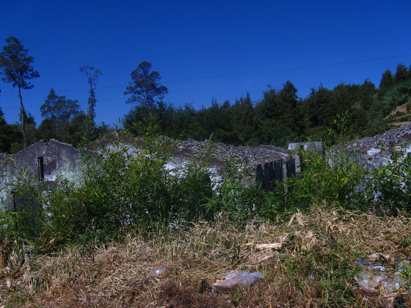 pesona_alam_dieng_rumah_rusak