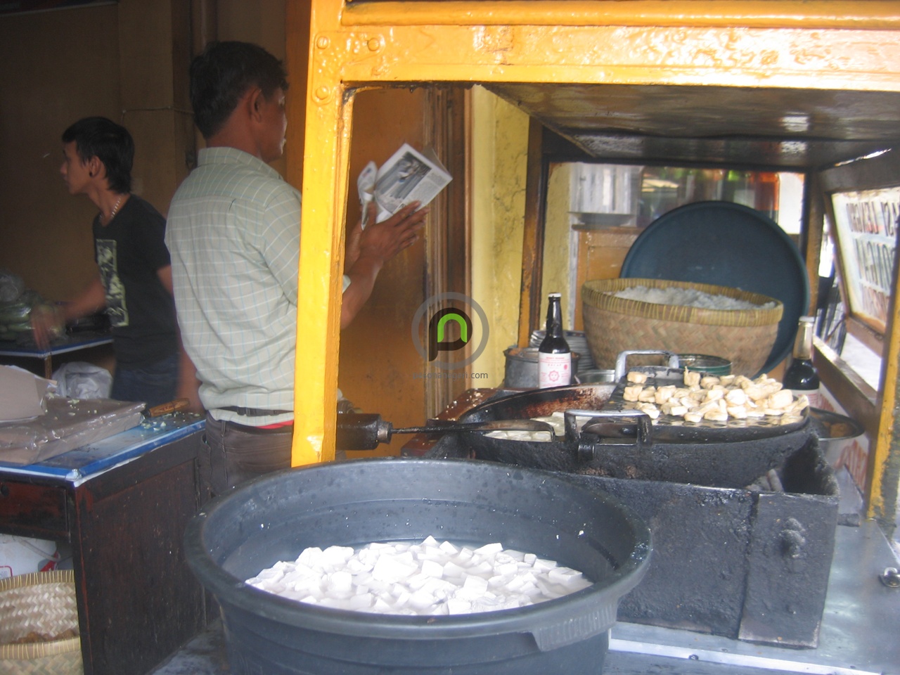 ‘cirebon_nasi_lengko_haji_barno_masak