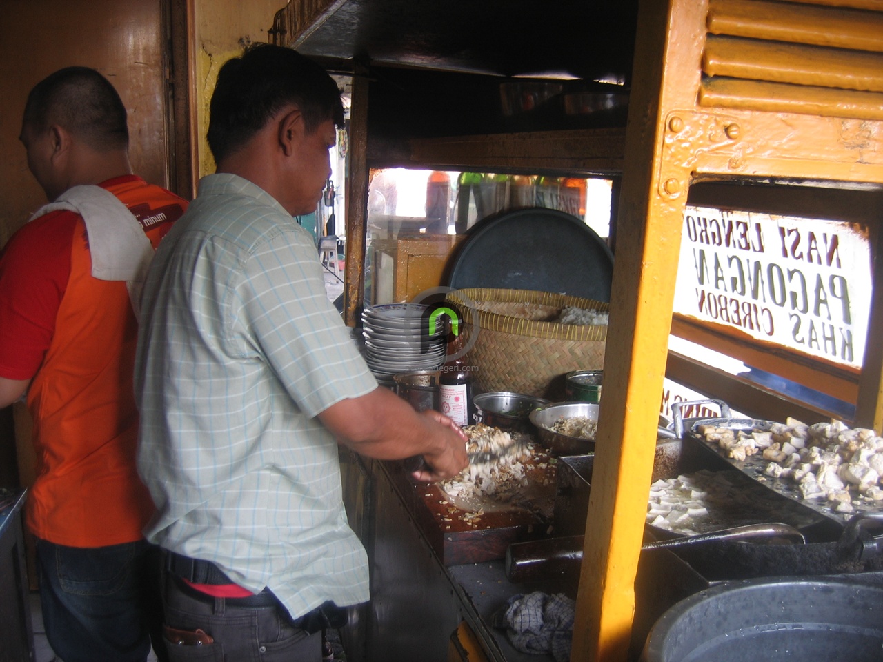 ‘cirebon_nasi_lengko_haji_barno_masak2