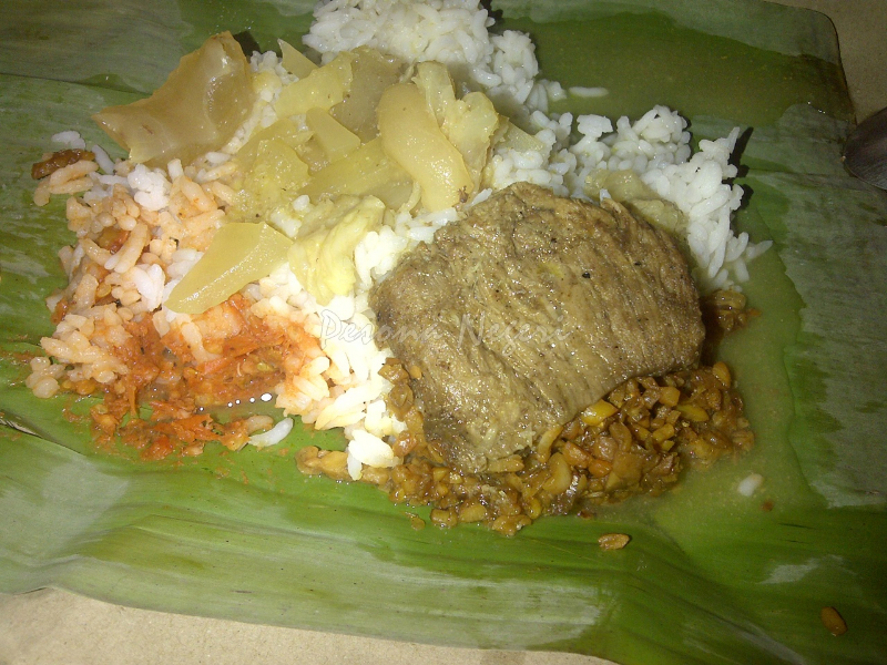 ‘jombang_nasi_kikil_mbak_in_nasi_kikil2