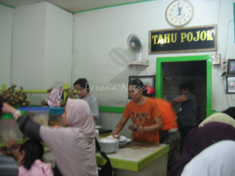 ‘magelang_tahu_kupat_pojok_suasana