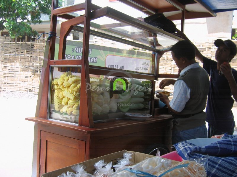 ‘malang_rujak_manis_ananas_pak_bejo_penjual