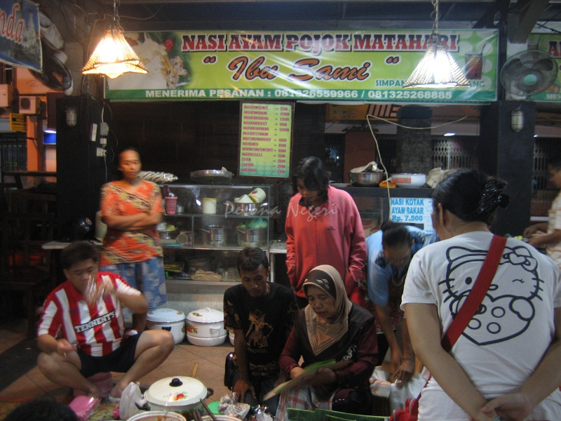 ‘semarang_nasi_ayam_pojok_matahari_ibu_sami_penjual