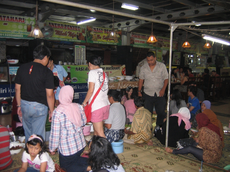 ‘semarang_nasi_ayam_pojok_matahari_ibu_sami_pujasera