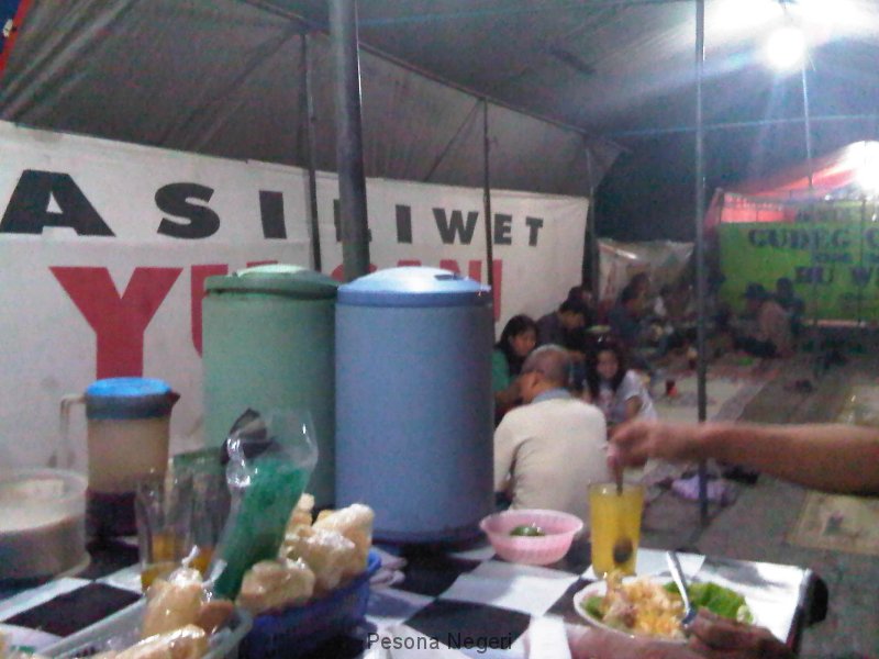 solo_nasi_liwet_yu_sani_suasana